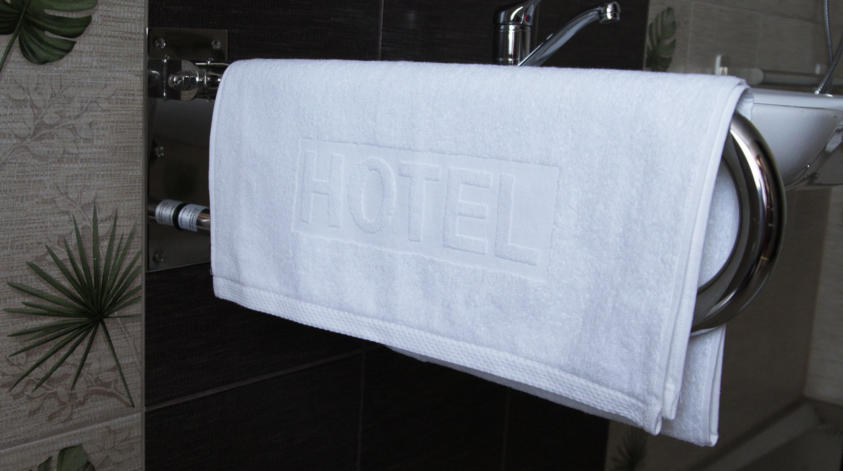 Ręcznik z napisem Hotel